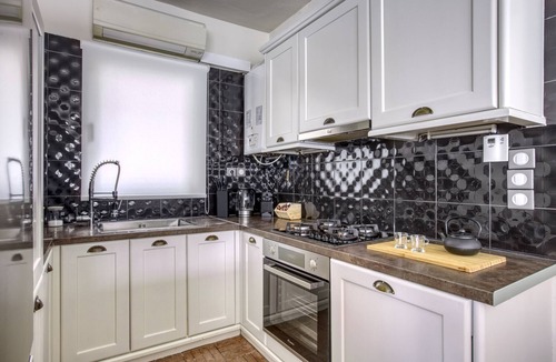 Monastiraki Apartment | Sunny Luxury Loft, Stunning Acropolis View, Jacuzzi