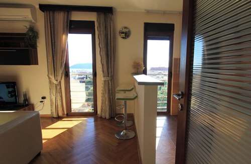 Lazi House | Sunny three-bedroom apartment in Budva