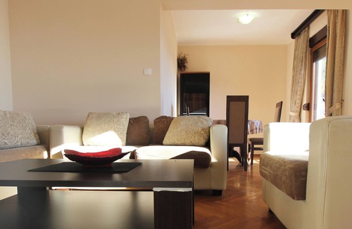 Lazi House | Sunny three-bedroom apartment in Budva