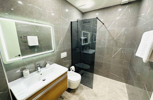 Sakës Apartment | Tanushi Central Studio - Modern Stay in Vau i Dejës
