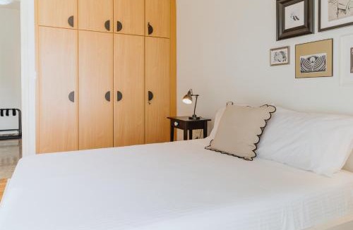Komotini Apartment | The Black & White - Svolio Hospitality