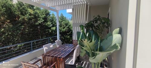 Loutraki Villa | The Bright House a two-storey maisonette in Loutraki