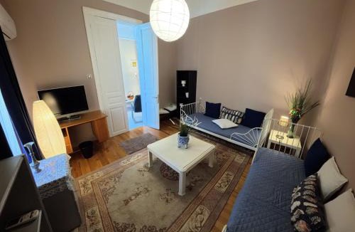 Peiraiki Apartment | The Captain's Quarters