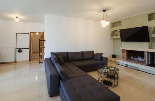 Alimos Apartment | The Hidden Muse 3BD Free Parking