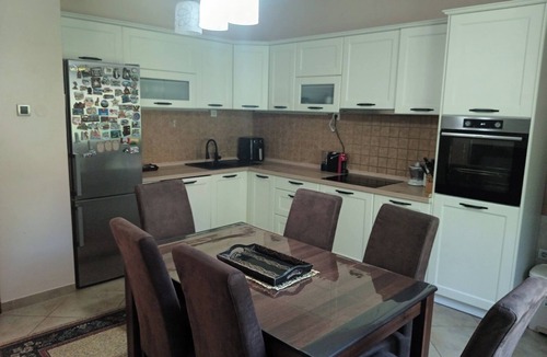 Podi House | The modernly equipped villa is located in a quiet and green environment.
