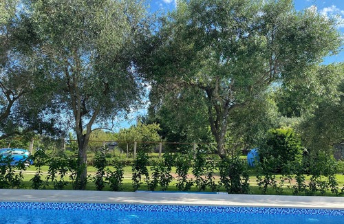 Podi House | The modernly equipped villa is located in a quiet and green environment.
