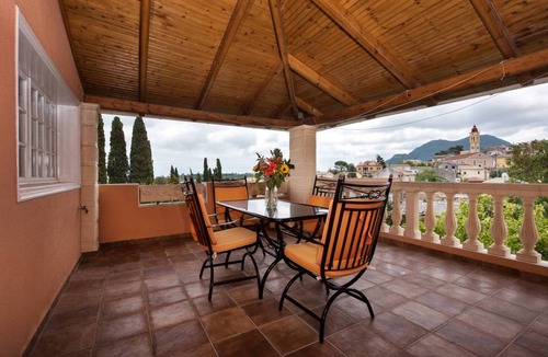 Sinarades Apartment | The Old Mansion Three Bedroom Apartment