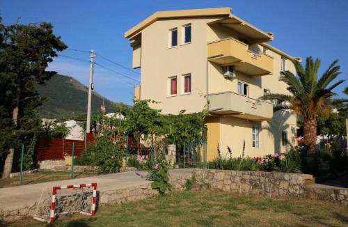 Burtaisi Apartment | The Rustic Stone Residence