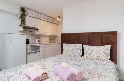 Kinyra Apartment | The square
