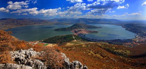 Maniakoi Apartment | The Sunset Haven Kastoria - Modern Lake Elegance