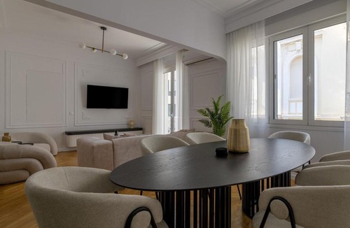 Plaka Apartment | Timeless Plaka Retreat