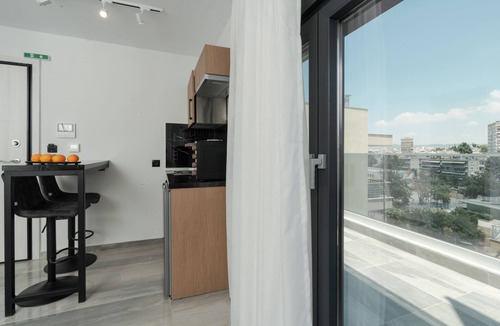 Vardaris Apartment | Tower 15 | King Suite 701