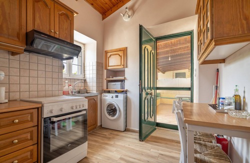 Parisata House | Traditional Country House with Shared Terrace, Wi-Fi, and Air Conditioning