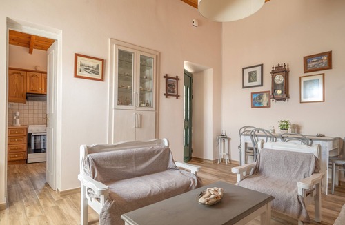 Parisata House | Traditional Country House with Shared Terrace, Wi-Fi, and Air Conditioning