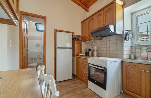 Parisata House | Traditional Country House with Shared Terrace, Wi-Fi, and Air Conditioning