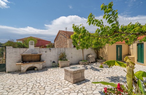 Parisata House | Traditional Country House with Shared Terrace, Wi-Fi, and Air Conditioning