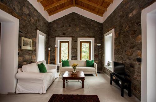 Kantanos-Selino Apartment | Traditional stone build country house Shale