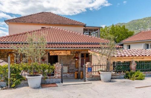 Zelenika Villa | Traditional Stone House with Hot tub and Sauna