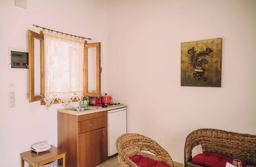 Kardamas Apartment | Trikalioti's Lush Estate Apt Afrodity