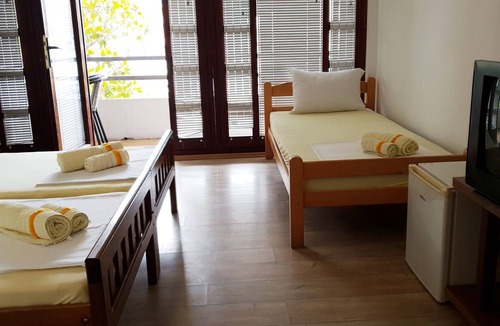 Rana Bed & Breakfast | Triple room is consisted by 3 single beds, balcony, tv, bathroom