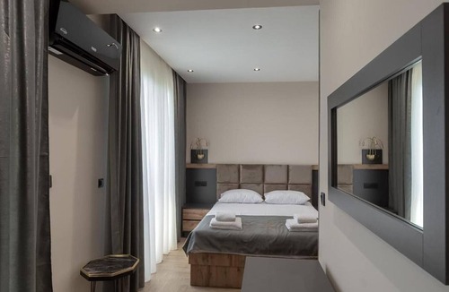 Dobra Voda House | Triple Room with Sea View and Balcony (204)