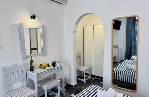 Kamari House | Tritonas Rooms
