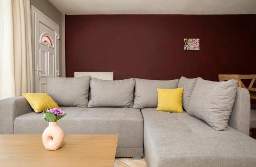 Kalpaki Apartment | Tumeremos Holiday Apartment 3BR Private BBQ Garden
