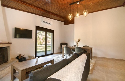 Arachova Apartment | Twin Peaks Retreat