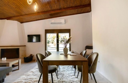 Arachova Apartment | Twin Peaks Retreat
