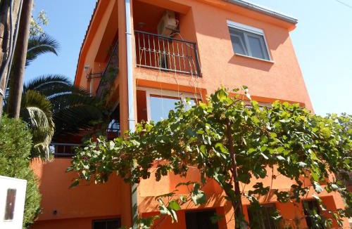 Kunje House | Two-bedroom apartment "Holiday home Orange"