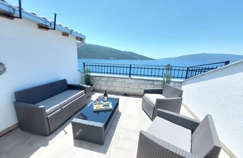 Kumbor Apartment | Two Bedroom Apartment With Sea View (Alba)