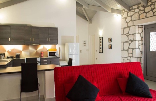 Agrilia House | Two-bedroom villa to sleep 6. Parking, WiFi