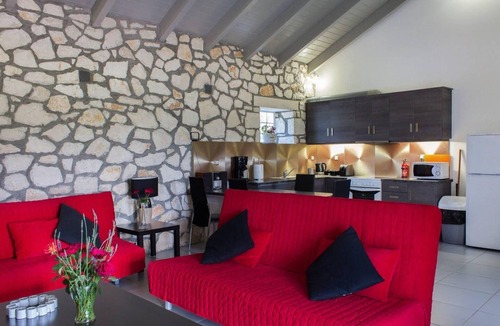 Agrilia House | Two-bedroom villa to sleep 6. Parking, WiFi