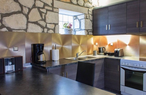Agrilia House | Two-bedroom villa to sleep 6. Parking, WiFi