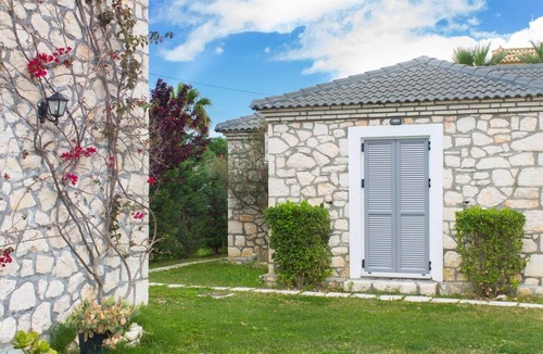 Agrilia House | Two-bedroom villa to sleep 6. Parking, WiFi