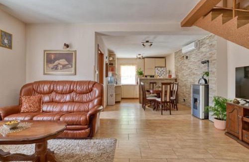 Skaljari House | Underhill Royal View