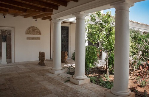 Makry Gialos House | Unique neoclassical villa for 10 people right on the beach
