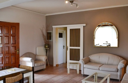 Marathon Apartment | Unwind in a Spacious flat with Gardens near Beach