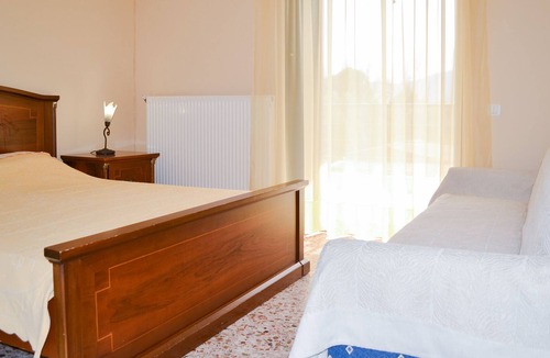 Marathon Apartment | Unwind in a Spacious flat with Gardens near Beach
