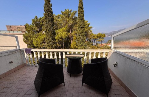 Sveti Stefan Apartment | Upscale Live-In Apartment