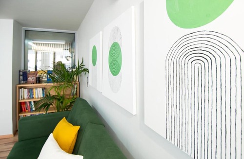 Xanthi Apartment | Urban Downtown Suite - Meno Homes 4