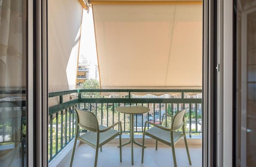 Zografos Apartment | Urban Green Retreat in Zografou