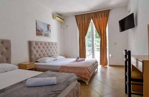 Gjerana Apartment | Vacation Flat w Balcony, 5 min to Beach in Ulcinj