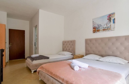Gjerana Apartment | Vacation Flat w Balcony, 5 min to Beach in Ulcinj