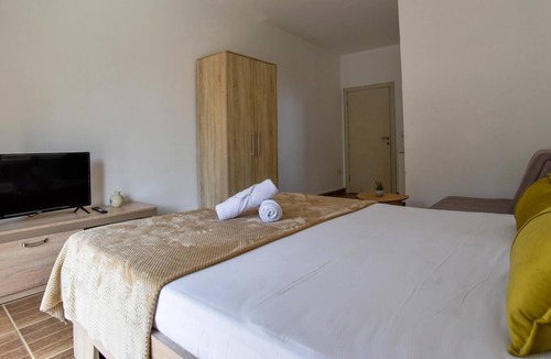 Gjerana Apartment | Vacation Flat w Garden and Balcony in Ulcinj