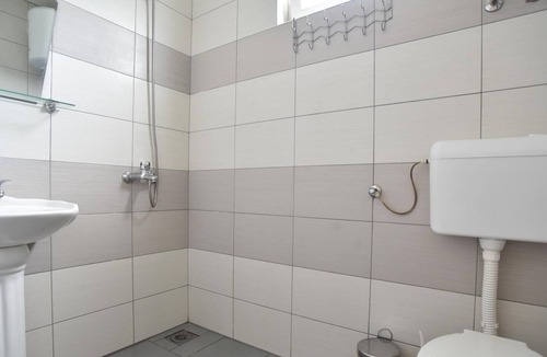 Gjerana Apartment | Vacation Flat w Garden and Balcony in Ulcinj