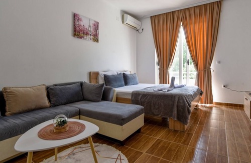 Gjerana Apartment | Vacation Home w Terrace and Garden in Ulcinj