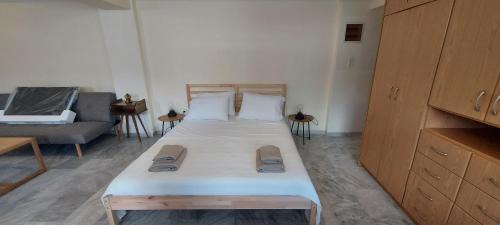 Spata-Artemida Apartment | VAYA White
