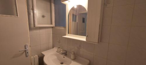 Spata-Artemida Apartment | VAYA White