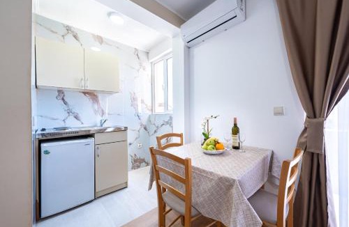 Maini Apartment | Velaris Apartments